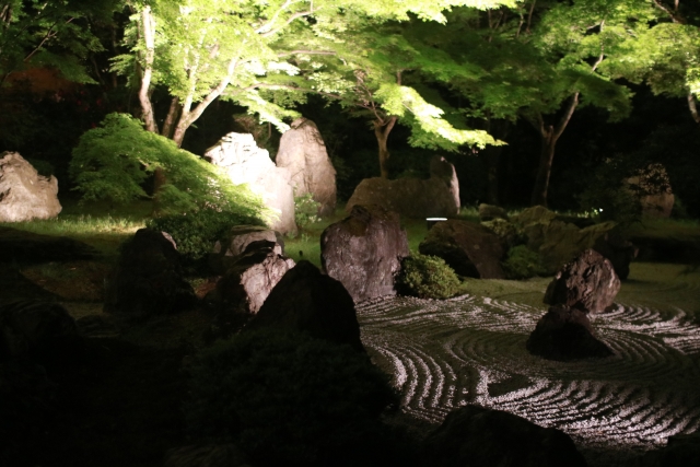 zen garden in Seiryuden lit up